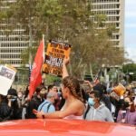 Para a análise das manifestações políticas recentes, é crucial examinar suas causas subjacentes, como insatisfação social, ec