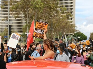 Para a análise das manifestações políticas recentes, é crucial examinar suas causas subjacentes, como insatisfação social, ec