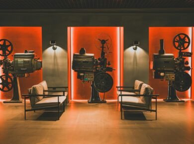 Para análises de filmes e séries cult, é fundamental mergulhar em obras que transcenderam gerações, desafiando convenções e c