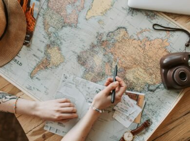 Para ter checklists completos para viajar sem estresse, organize documentos, bagagem, roteiro e finanças detalhadamente. Noss