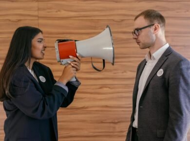 Para acompanhar debates políticos online de forma eficaz, utilize plataformas de streaming oficiais, redes sociais verificada