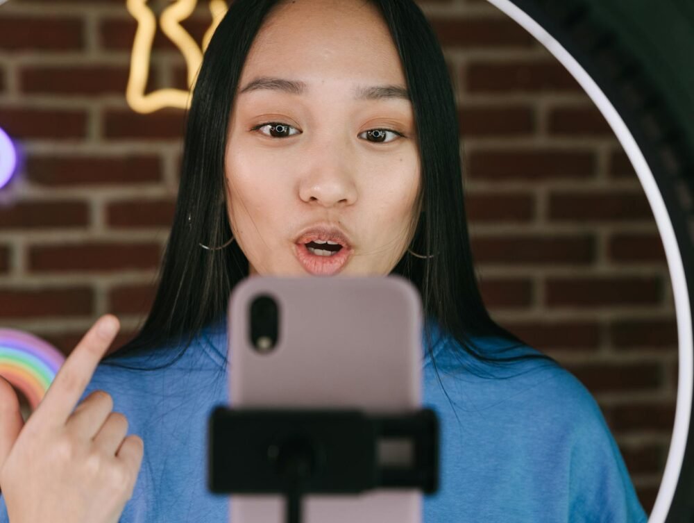 Para entender como as plataformas digitais moldam gostos culturais, é crucial analisar a influência de algoritmos de recomend