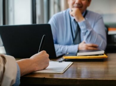 Para construir um currículo realmente competitivo, foque na clareza, relevância e impacto. Destaque suas conquistas com dados