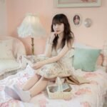 Para decorar sua casa com pouco dinheiro, priorize a reutilização de itens existentes, faça você mesmo (DIY), explore móveis