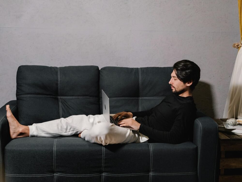 Para equilibrar vida pessoal e trabalho, é fundamental estabelecer limites claros, priorizar tarefas, praticar a gestão de te