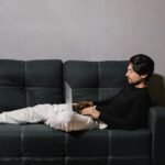 Para equilibrar vida pessoal e trabalho, é fundamental estabelecer limites claros, priorizar tarefas, praticar a gestão de te