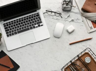 Para escolher gadgets que facilitam sua rotina, avalie suas necessidades reais, o impacto na produtividade e bem-estar, a com