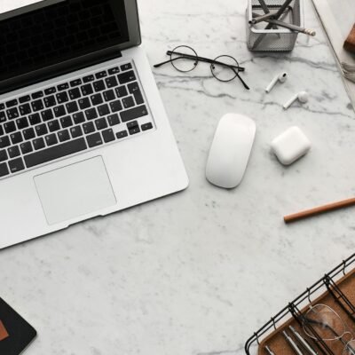 Para escolher gadgets que facilitam sua rotina, avalie suas necessidades reais, o impacto na produtividade e bem-estar, a com