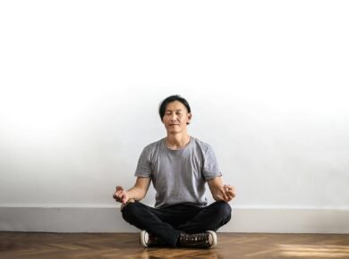 Para lidar com ansiedade e estresse, é essencial adotar estratégias multifacetadas que incluem técnicas de relaxamento como a