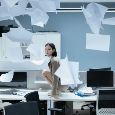 Para lidar com o burnout profissional, é crucial reconhecer os sinais precoces, implementar mudanças no estilo de vida e busc