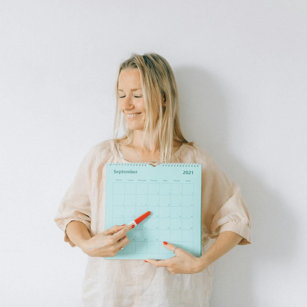 Para montar uma rotina mais feliz, comece identificando seus valores e prioridades. Planeje atividades que promovam bem-estar