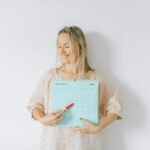 Para montar uma rotina mais feliz, comece identificando seus valores e prioridades. Planeje atividades que promovam bem-estar