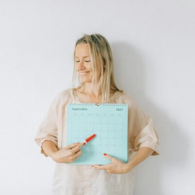 Para montar uma rotina mais feliz, comece identificando seus valores e prioridades. Planeje atividades que promovam bem-estar