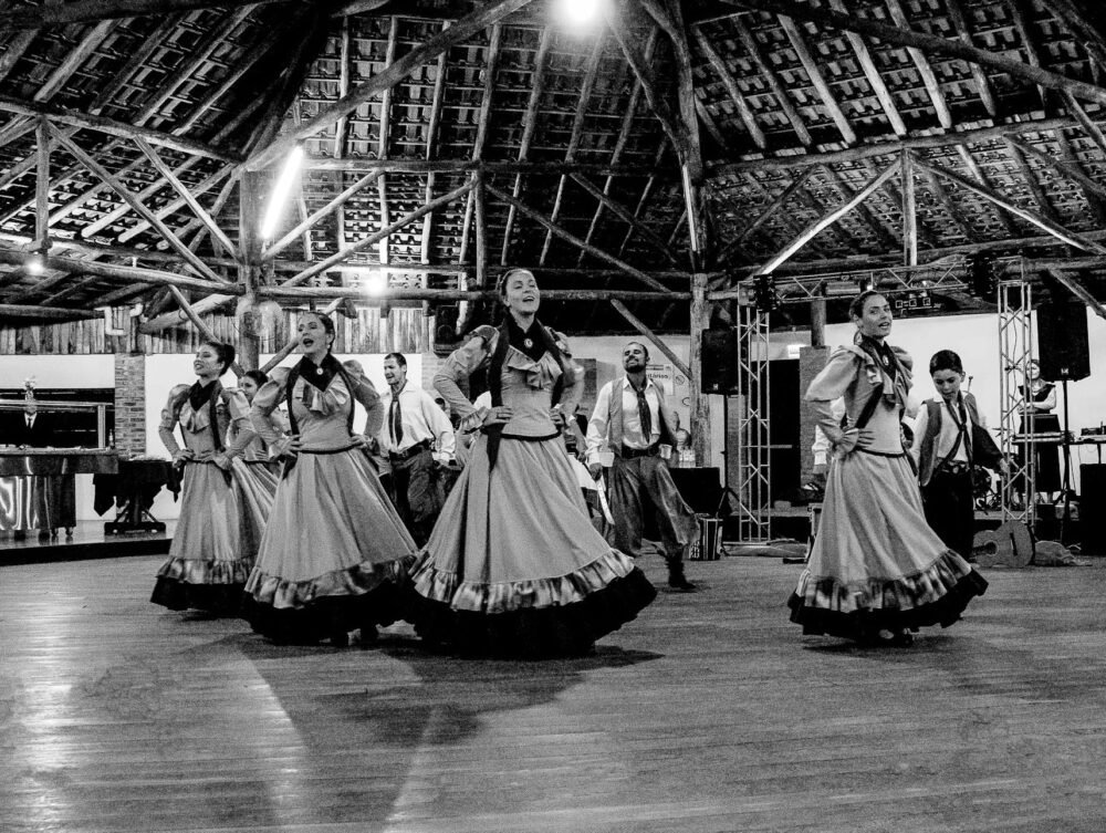 Para como o Brasil celebra tradições regionais, o país manifesta sua rica diversidade cultural através de festas populares, c