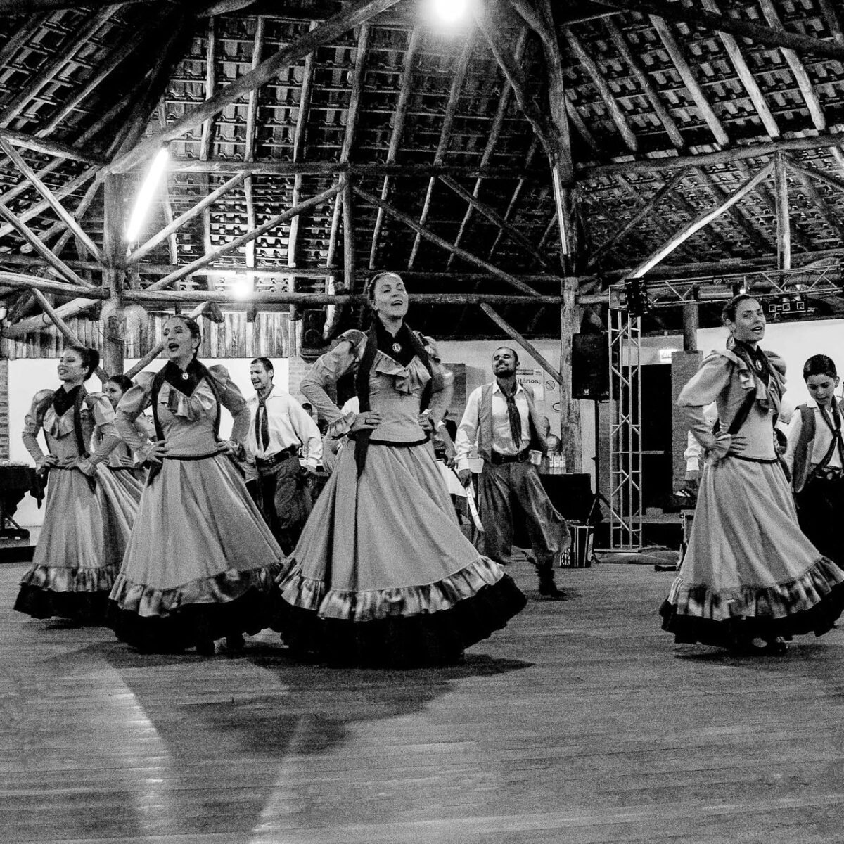 Para como o Brasil celebra tradições regionais, o país manifesta sua rica diversidade cultural através de festas populares, c