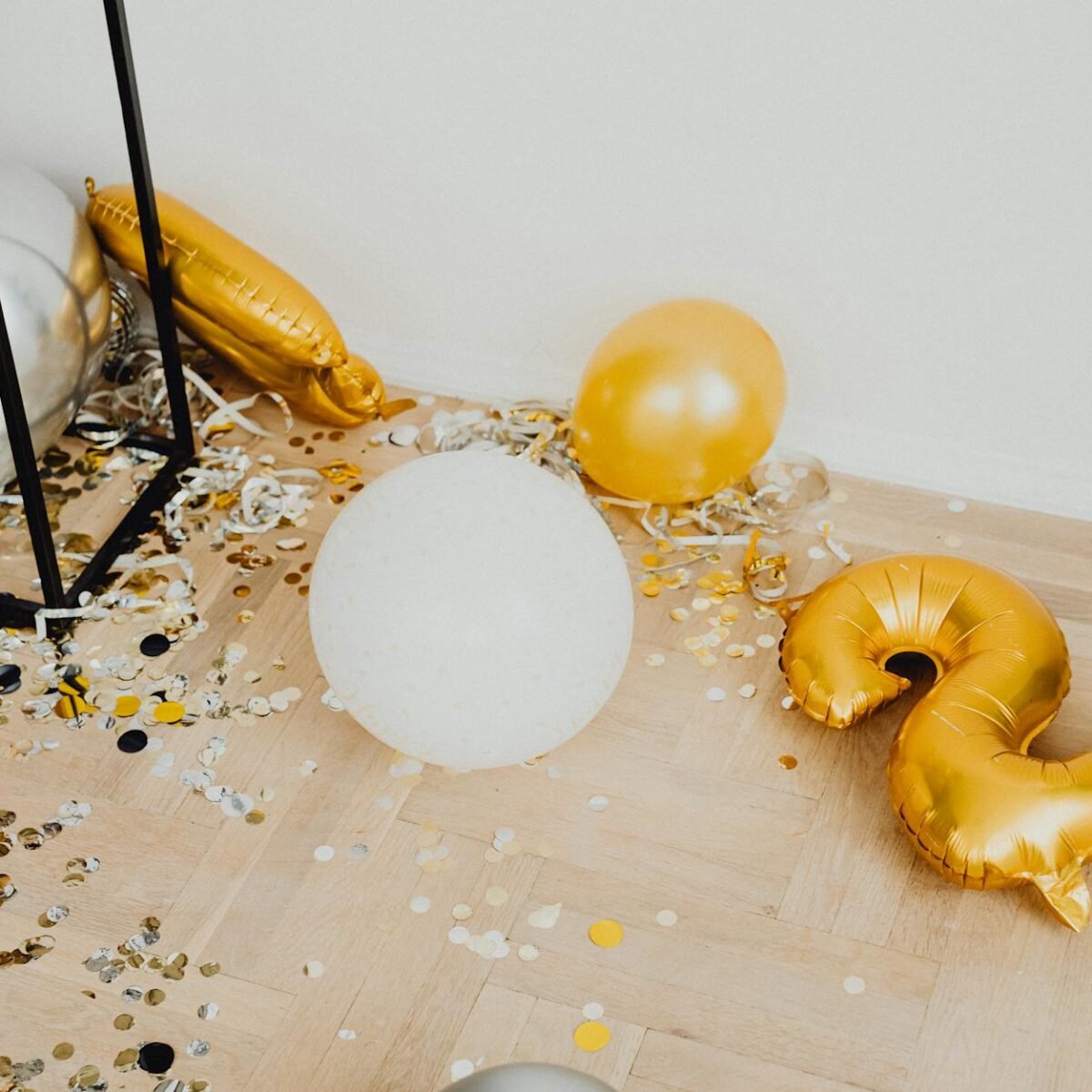 Para organizar festas e encontros em casa de forma eficaz, comece definindo o tema e o orçamento. Planeje o número de convida