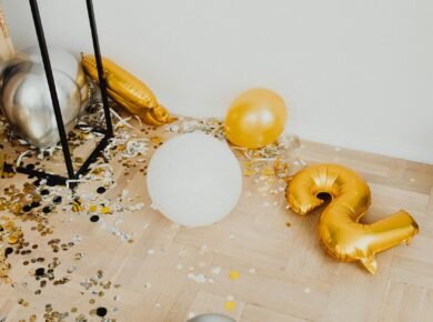 Para organizar festas e encontros em casa de forma eficaz, comece definindo o tema e o orçamento. Planeje o número de convida