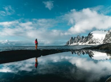 Para viver com mais significado, é essencial alinhar suas ações aos seus valores e propósitos. Isso envolve autoconhecimento,