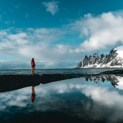 Para viver com mais significado, é essencial alinhar suas ações aos seus valores e propósitos. Isso envolve autoconhecimento,