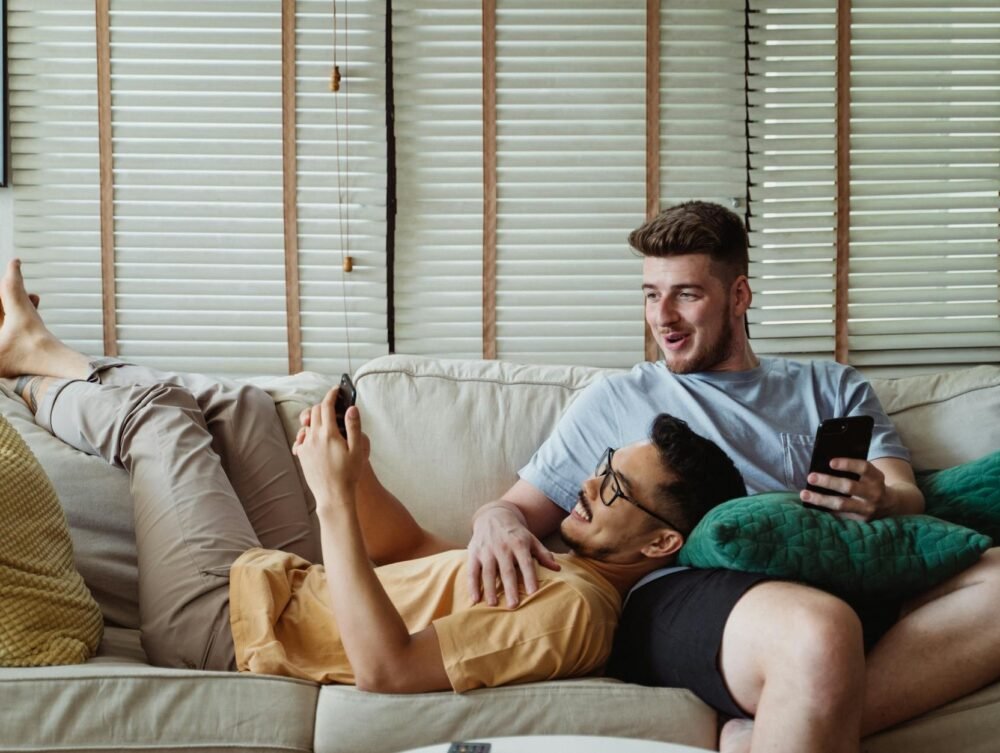 Para uma comunicação saudável entre parceiros, é fundamental praticar a escuta ativa, expressar sentimentos de forma clara e