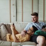 Para uma comunicação saudável entre parceiros, é fundamental praticar a escuta ativa, expressar sentimentos de forma clara e