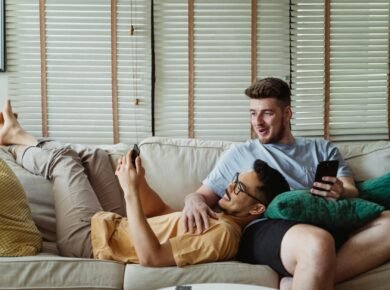 Para uma comunicação saudável entre parceiros, é fundamental praticar a escuta ativa, expressar sentimentos de forma clara e