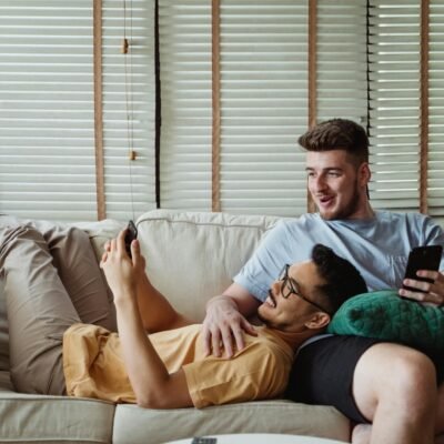 Para uma comunicação saudável entre parceiros, é fundamental praticar a escuta ativa, expressar sentimentos de forma clara e