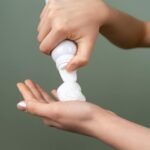 Para dicas de autocuidado para qualquer rotina, comece integrando pequenos hábitos diários como pausas conscientes, hidrataçã