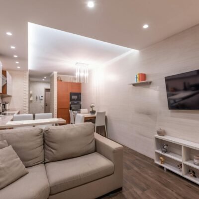 Para um lar mais funcional, priorize a organização inteligente, o desapego e a otimização de cada espaço. Utilize soluções de