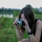 Para encontrar os documentários que todos estão assistindo, foque em produções premiadas e com grande repercussão em platafor