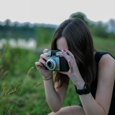 Para encontrar os documentários que todos estão assistindo, foque em produções premiadas e com grande repercussão em platafor