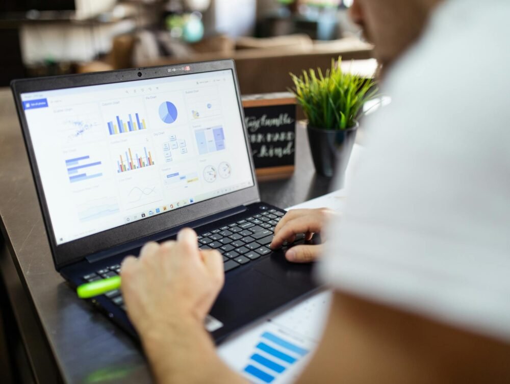 Para educação financeira para jovens e adultos, é essencial desenvolver habilidades de planejamento orçamentário, poupança, i