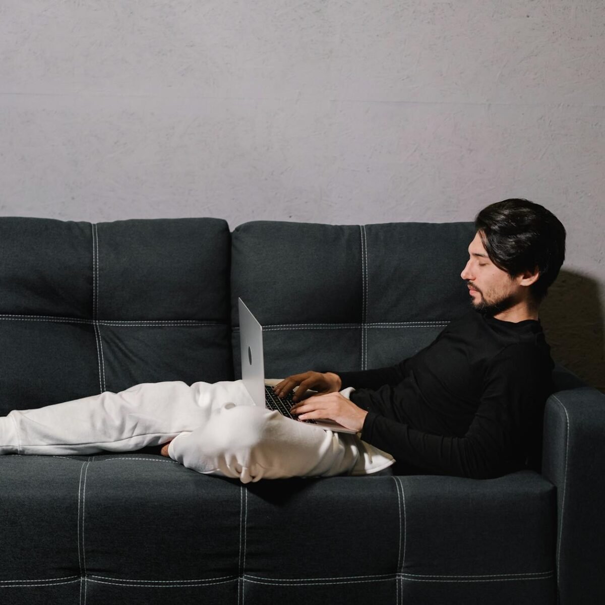 Para alcançar o equilíbrio entre vida social e trabalho, é fundamental estabelecer limites claros, gerenciar o tempo de forma