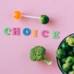 Para estilos de vida alternativos, são abordagens existenciais que divergem das normas sociais e econômicas dominantes, busca