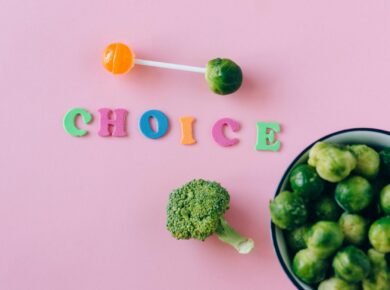 Para estilos de vida alternativos, são abordagens existenciais que divergem das normas sociais e econômicas dominantes, busca