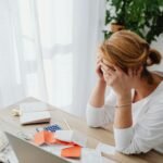 Para economizar dinheiro de forma eficaz, é crucial criar um orçamento detalhado, identificar e cortar gastos desnecessários,