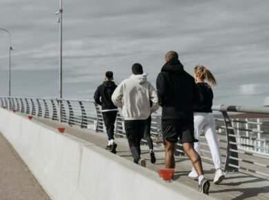 Para descobrir os exercícios físicos que mais crescem nas buscas, é fundamental observar tendências como o treinamento funcio