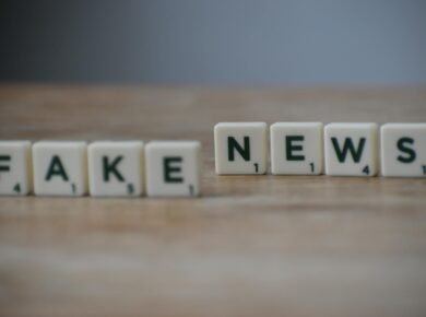 Para identificar e prevenir fake news, verifique a fonte, compare informações em múltiplos veículos confiáveis, preste atençã