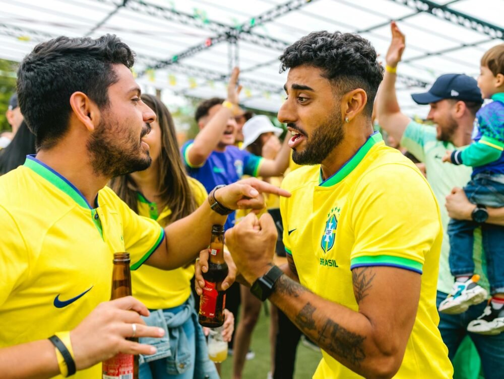 Para fãs brasileiros e rivalidades no futebol, o cenário é de uma paixão inigualável, onde a identidade clubística se entrela