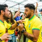 Para fãs brasileiros e rivalidades no futebol, o cenário é de uma paixão inigualável, onde a identidade clubística se entrela