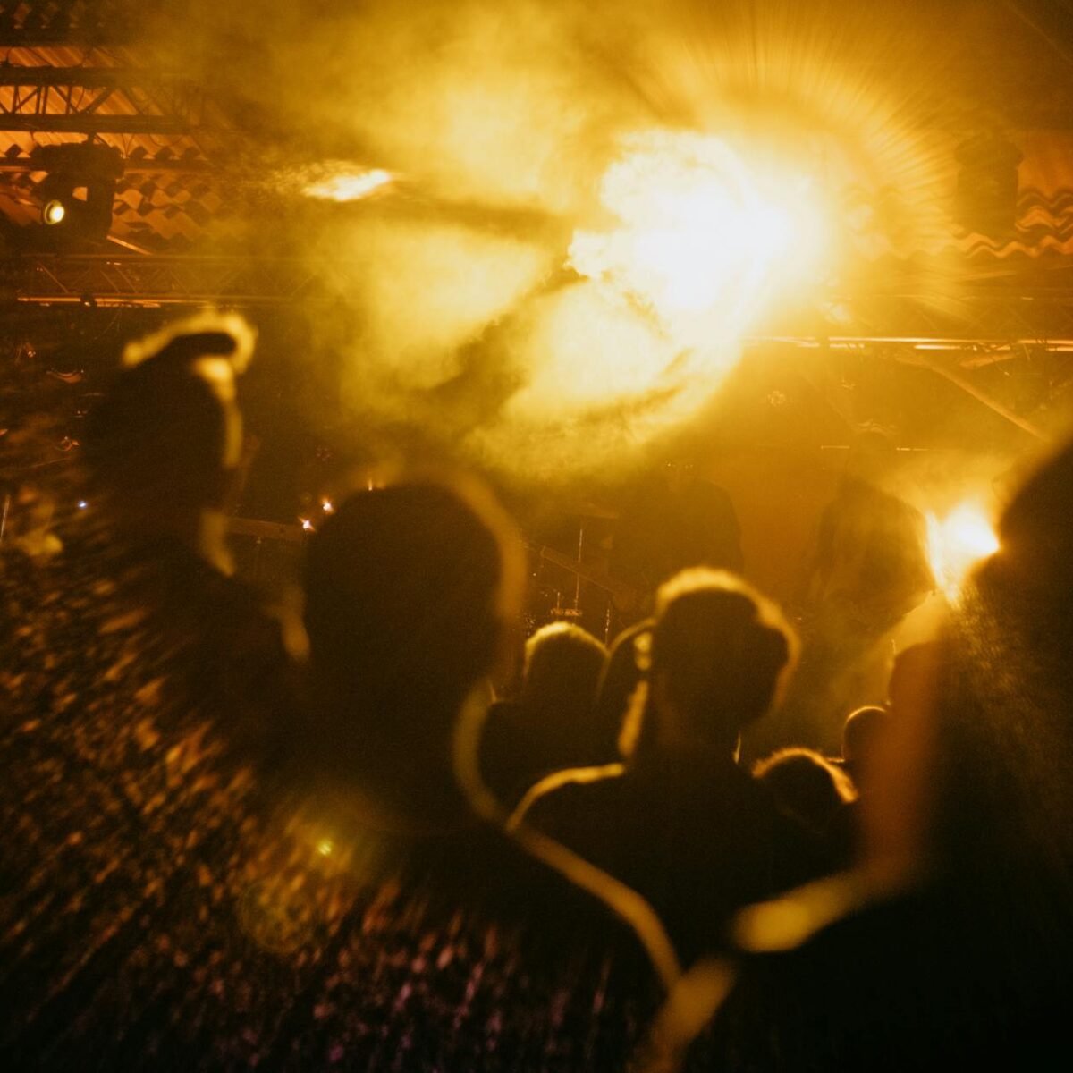 Para Festivais e eventos musicais populares, destacam-se grandes encontros globais como Rock in Rio, Lollapalooza, Tomorrowla