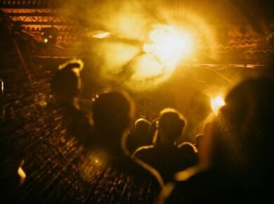 Para Festivais e eventos musicais populares, destacam-se grandes encontros globais como Rock in Rio, Lollapalooza, Tomorrowla