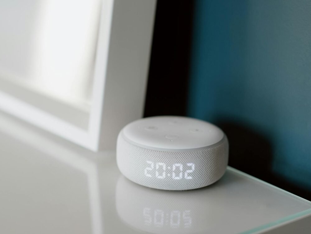 Para entender o impacto de assistentes virtuais no consumo, é crucial reconhecer que eles redefinem a jornada do consumidor,