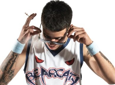 Para a influência da cultura pop no comportamento jovem, ela se manifesta na formação de identidades, na adoção de tendências