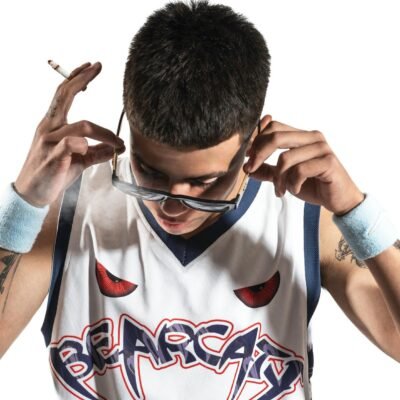 Para a influência da cultura pop no comportamento jovem, ela se manifesta na formação de identidades, na adoção de tendências