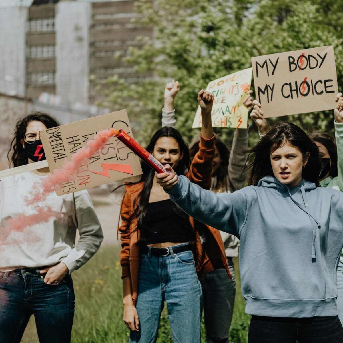 Para *influência de protestos e movimentos sociais*, estes fenômenos representam forças poderosas de mudança, moldando a legi