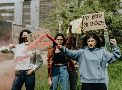 Para *influência de protestos e movimentos sociais*, estes fenômenos representam forças poderosas de mudança, moldando a legi