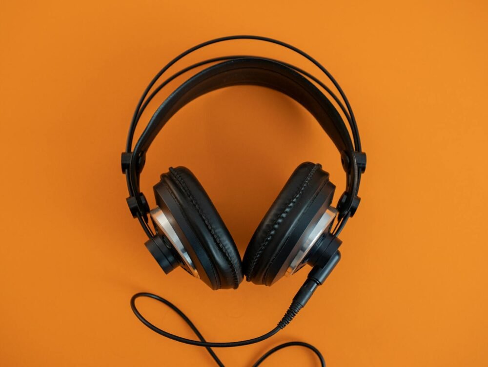 Para a música do momento, artistas e hits atuais abrangem uma vasta gama de gêneros, do pop vibrante ao sertanejo universitár