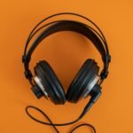 Para a música do momento, artistas e hits atuais abrangem uma vasta gama de gêneros, do pop vibrante ao sertanejo universitár