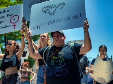 Para o papel dos jovens nas decisões políticas, é crucial reconhecer que eles são agentes de transformação. Sua participação